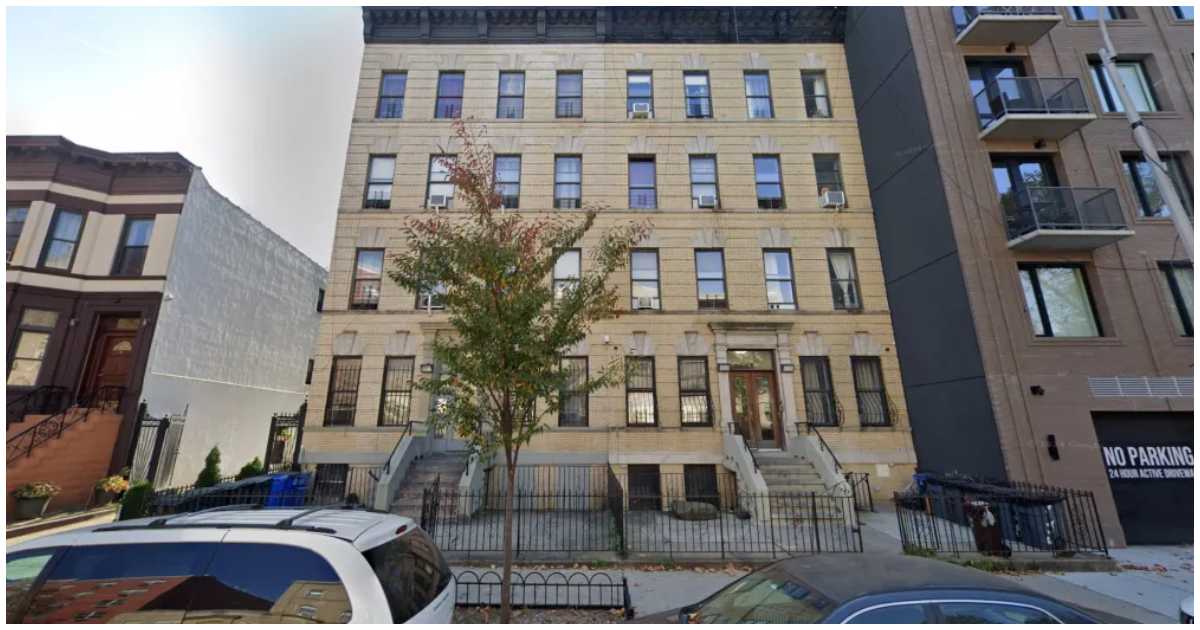 গত ২৬ জুলাই বিকেল পাঁচটা ৫৫ মিনিটে ক্রাউন হাইটসের বেডফোর্ড অ্যাভিনিউর কাছে সেইন্ট জনস প্লেসের ফ্ল্যাটে ম্যারি ফ্যাগানকে মৃত অবস্থায় পায় পুলিশ।  ছবি: এনওয়াই ডেইলি নিউজ